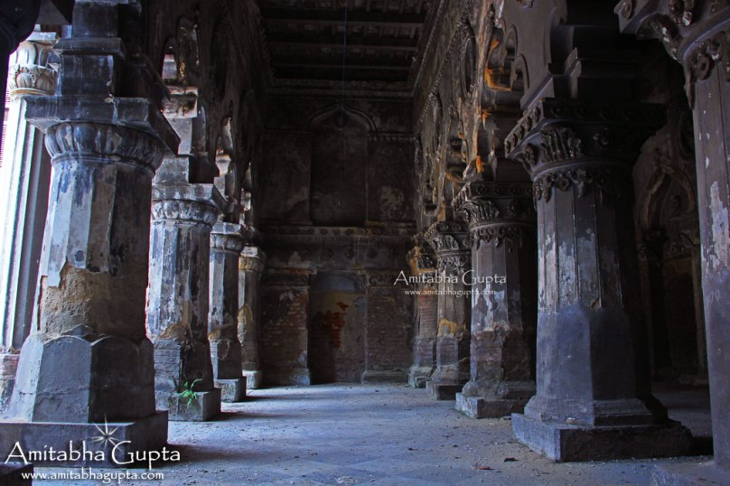 Two rows of archways inside the Thakurdalan of Basu Bati. The pillars of the second archway is more decorated. Earlier, each of these pillars seemed to have circular petal shaped decoration at their base. One pillar still has the original decoration intact.