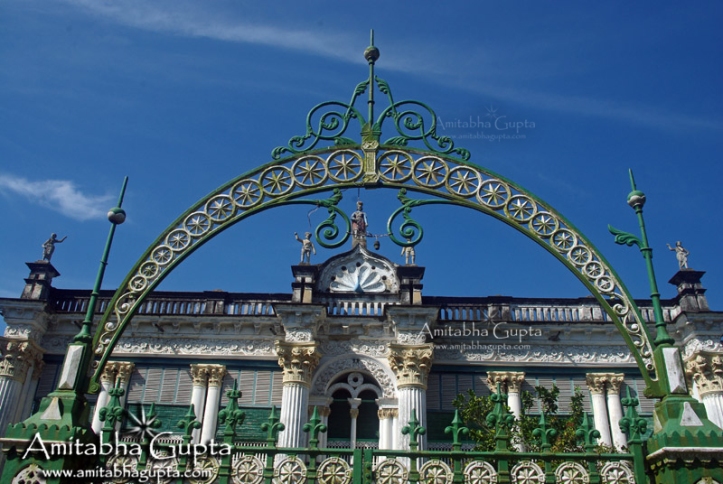 The exquisite cast iron gate at Ballabh House, Dhanyakuria