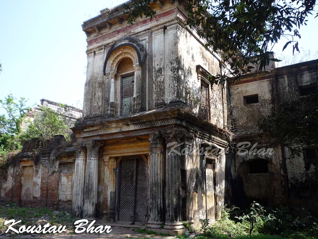 Dilapidated Zenana Mahal besides the Grand Mansion in Kathgola Gardens