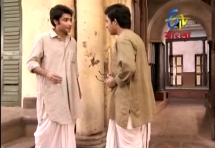 The first meeting of Gaurav as Byomkesh and Sougato as Ajit. Note the pillars of the gate and the arched entrance. 