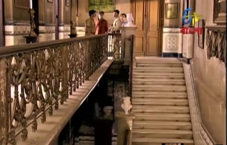 Gaurav as Byomkesh and Ajit as Saugata standing on the corridor besides the Staircase in "Banhi Patango". Photo taken from Youtube video.